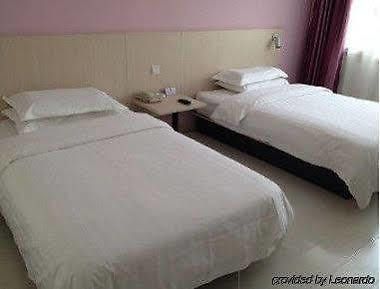 Super 8 Hotel Chaoyang Railway Station Esterno foto